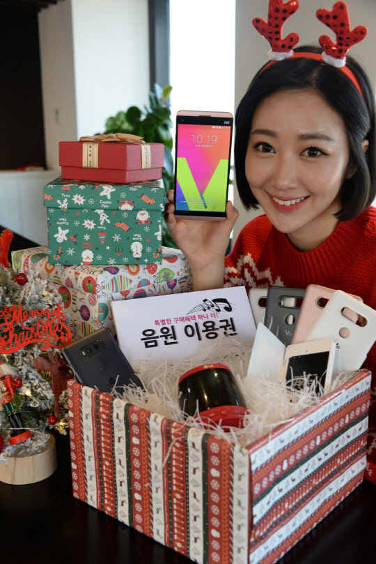 LG전자 모델이 'V20' 구매 소비자를 대상으로 시행하는 '해피 뉴 이어' 프로모션을 소개하고 있다. <LG전자 제공>